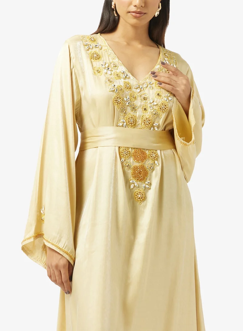 هيا كلوزيت جلابية مطرزة بالزهور مع حزام